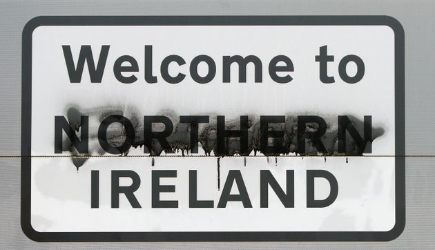 <strong></div>북아일랜드? 아일랜드?</strong> - 아일랜드 북부 더니골과 국경을 접하고 있는 북아일랜드 런던데리에 있는 표지판. 누군가 '북아일랜드에 오신 것을 환영합니다' 중 '북(northern)'을 페인트로 지워놓았다. 