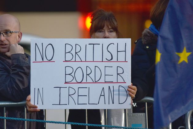 영국 런던에 위치한 의사당 앞에서 한 브렉시트 반대 활동가가 '북아일랜드에 영국 국경 설치를 반대한다'는 구호가 적힌 피켓을 들고 있다. 2018년 12월11일.