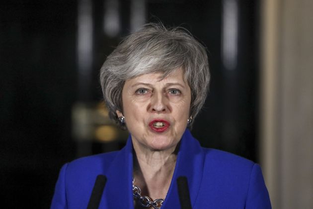 정부 불신임 투표에서 가까스로 살아남은 직후, 테레사 메이 영국 총리가 집무실 앞에서 기자회견을 하고 있다. 2019년 1월16일.
