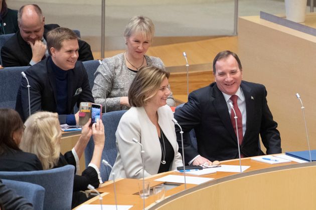 스웨덴 의회 투표 결과 스웨덴 사회민주당 대표 스테판 뢰벤(오른쪽)이 총리 재선에 성공하면서 총선 4개월 만에 연립정부 구성이 마무리 됐다. 2019년 1월18일.