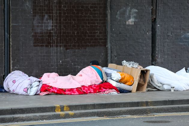 2018년 12월 헤링게이 그린 레인스 다리 아래에서 노숙자 4명이 자고 있다. 영국 자선단체 Crisis에 따르면 지난해 말 기준, 영국 전역에서 지낼 곳이 없어 노숙하는 인구는 2만4천명 이상이다.