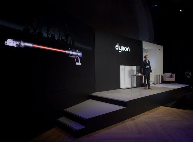 제임스 다이슨의 장남이자 엔지니어인 제이크 다이슨이 청소기 신제품을 공개하고 있다. 그는 유력한 후계자로 꼽힌다. 파리, 프랑스. 2018년 3월6일.