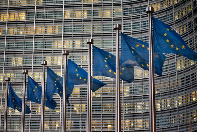 유럽연합 집행위원회 청사 앞에 내걸린 EU 깃발들. 브뤼셀, 벨기에. 2019년 1월14일.
