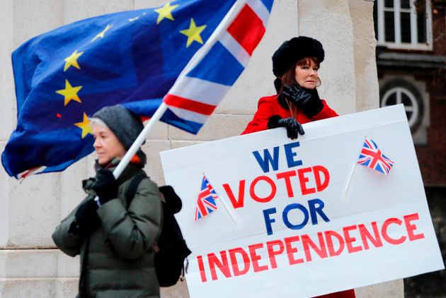 EU 깃발과 영국 깃발을 든 한 시민이 브렉시트 찬성 피켓 시위를 벌이는 한 시민(오른쪽) 앞을 지나쳐가고 있다. 런던, 영국. 2019년 1월21일.