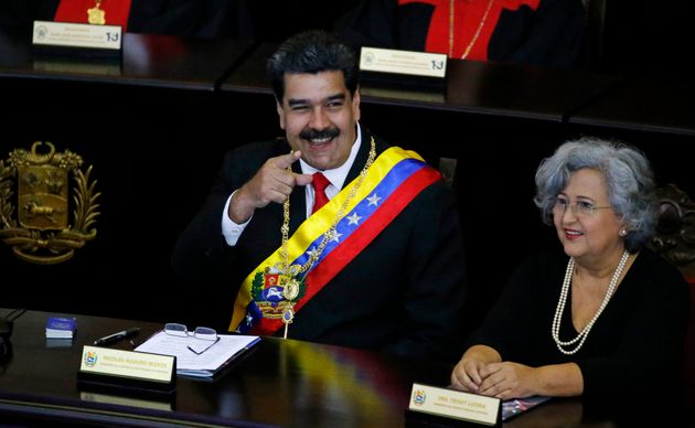 니콜라스 마두로 베네수엘라 대통령이 대법원 연례 업무 개시 기념식에 참석해 선거관리위원장(오른쪽) 등과 나란히 앉아 있다. 카라카스, 베네수엘라. 2019년 1월24일.