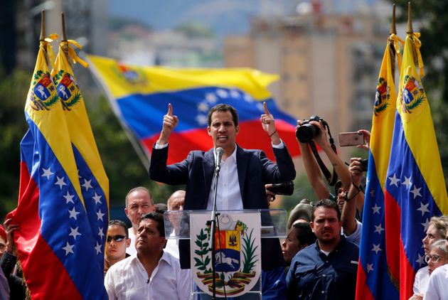 야당이 주도하는 의회의 의장을 맡고 있는 후안 과이도는 반정부 시위 군중들 앞에서 선거가 새로 치러지기 전까지 자신이 임시 대통령을 맡는다고 선언했다. 카라카스, 베네수엘라. 2019년 1월23일.