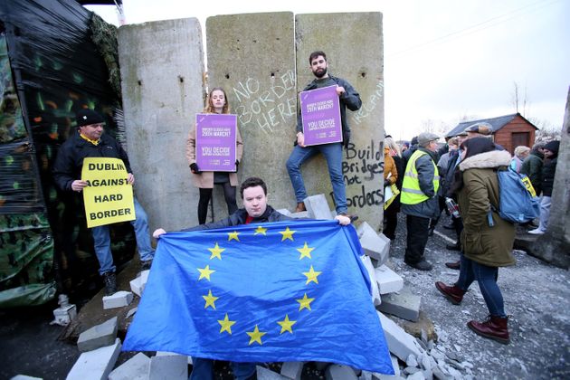 북아일랜드 뉴리(Newry)에서 친(親)EU 활동가들이 브렉시트 반대 시위를 벌이고 있다. 이들은 가상의 북아일랜드-아일랜드 국경 장벽을 부수는 퍼포먼스를 펼쳤다. 2019년 1월26일.