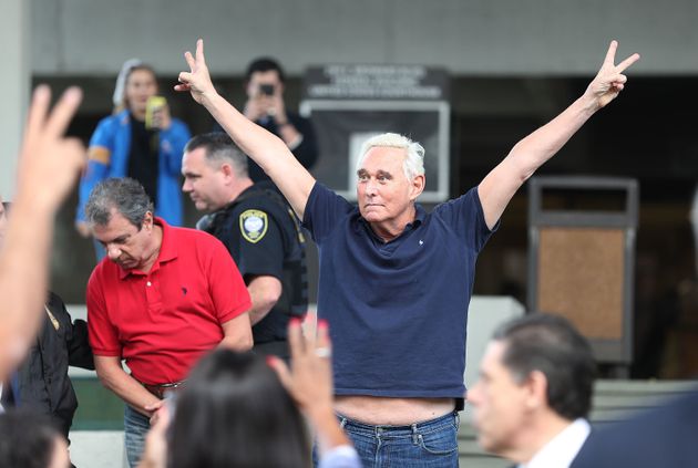 도널드 트럼프 대통령의 비공식 고문으로 활동해 온 로저 스톤이 보석 석방 직후 플로리다주 포드 로더데일 법원 청사를 빠져나오며 두 손을 들어보이고 있다. 2019년 1월25일.