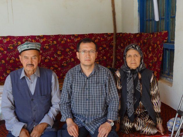 중국 신장 토이볼디 마을에서 부모님을 만난 아지즈 이사 엘쿤