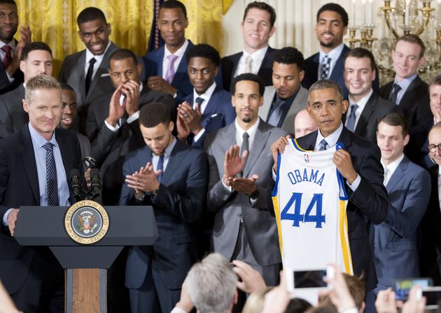 2016년 2월4일, 버락 오바마 당시 대통령이 전년도 NBA 우승팀 골든스테이트 워리어스 선수들을 백악관으로 초청한 자리에서 선수들과 함께 기념 촬영을 하고 있다. 
