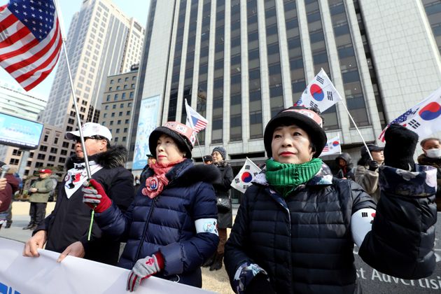 태극기 단체 회원들이 지난 30일 오후 서울 중구 한국프레스센터 앞에서 대한민국 수호 예비역 장성단 출범 환영집회를 열고 있다.
