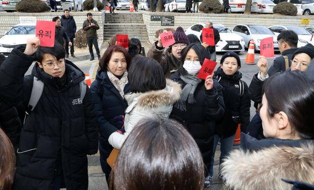 안희정성폭력사건공대위 회원들이 1일 오후 서울 서초구 서울고등법원에서 열린 항소심 선고공판에 출석한 안희전 전 충남지사를 규탄하고 있다. 