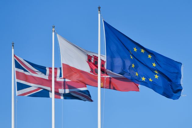 지브롤터-스페인 국경에 나란히 걸려있는 영국, 지브롤터, 유럽연합 깃발들. 2018년 11월30일.