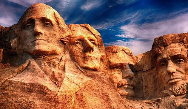 미국의 위대한 지도자들을 새겨넣은 러시모어산의 큰바위얼굴