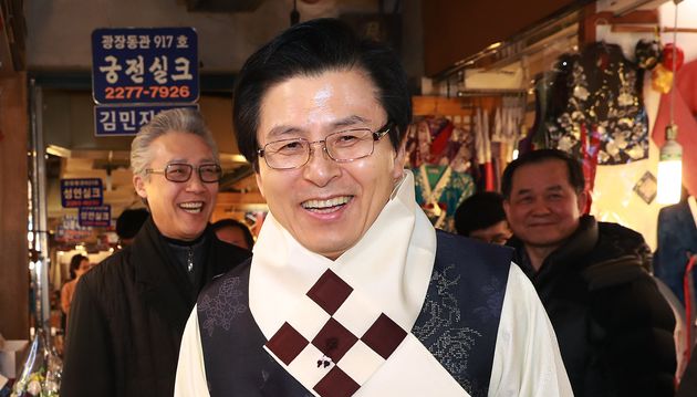 자유한국당 당대표 선거에 출마한 황교안 전 국무총리가 31일 오후 서울 종로구 광장시장을 방문해 한복을 입고 밝은 표정을 짓고 있다. 