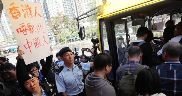 홍콩의 운동가들이 '우리는 중국인을 환영하지 않는다'는 피켓을 들고 중국인의 홍콩 방문에 항의하고 있다.
