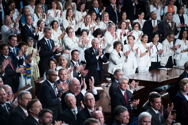 민주당 여성 하원의원들은 5일(현지시각) 진행된 도널드 트럼프 미국 대통령의 국정연설(State of the Union)에 흰 옷을 입고 참석했다.