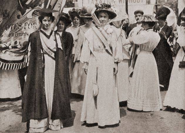에멀린 페틱-로렌스(1867-1954)와 에멀린 팽크허스트(1858-1928)는 여성사회정치연합(WSPU)을 이끈 두 지도자였다. 1903년 설립된 이 단체는 영국에서 여성 참정권 운동의 선봉에 섰다. 1908년에 촬영된 이 사진에 두 지도자의 모습이 담겨있다.