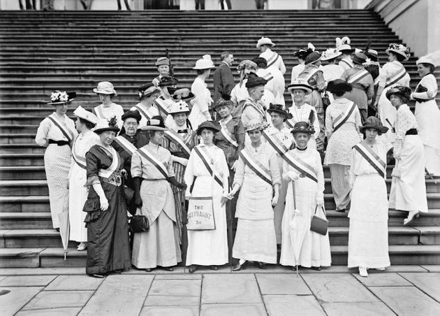 미국 워싱턴DC 의사당 건물 앞에 모여 있는 여성 참정권 운동가들의 모습. 1914년.