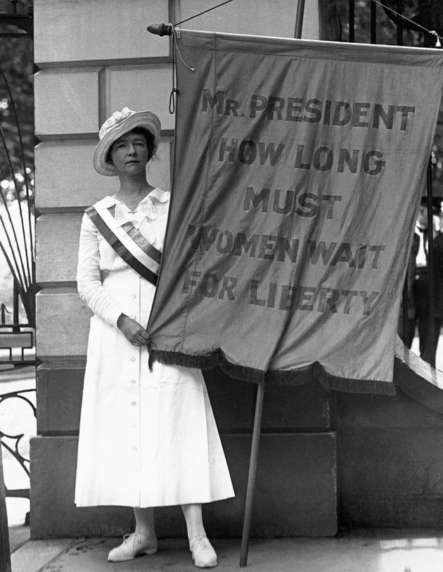 워싱턴DC 백악관 앞에서 피켓 시위를 벌이는 한 여성의 모습. 1917년.