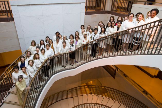 낸시 펠로시 하원의장(가운데)을 비롯해 흰 옷을 입은 여성 의원들이 도널드 트럼프 대통령의 국정연설을 앞두고 기념사진을 찍고 있다. 2019년 2월5일.