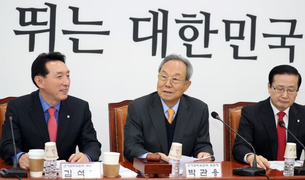 박관용 자유한국당 선거관리위원장(가운데)이 8일 서울 여의도 국회에서 열린 긴급회의에서 모두발언을 하고 있다.