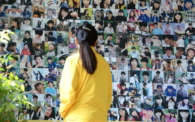2017년 4월 16일 4.16 단원고 기억교실에서 세월호 참사 유가족이 희생자들의 사진을 바라보고 있다. 