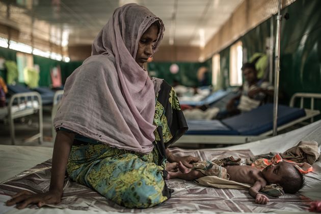 고얄마라에 위치한 국경없는의사회 병원에서 치료 받는 로지아와 2개월된 아들 주바르.  병원에 입원한 많은 아이들은 비위생적인 환경에서의 출산과 출생 후 맞이하는 열악한 환경으로 전염병에 걸렸다