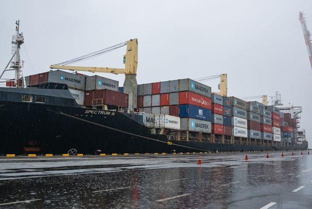 지난 3일 오전 6시 30분 한국에서 필리핀으로 불법 수출된 플라스틱 쓰레기 1400톤을 실은 선박 '스펙트럼 N(SPECTRUM N)' 호가 평택항에 들어왔다