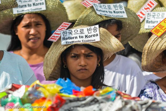 필리핀 국민들이 마닐라에 있는 필리핀 관세청 앞에서 한국 플라스틱 쓰레기 반송을 요구하는 가두 행진을 하고 있다
