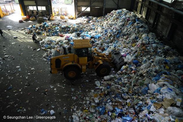 한국의 자원순환센터에는 매일 엄청난 양의 일회용 플라스틱 쓰레기가 들어오고 있다