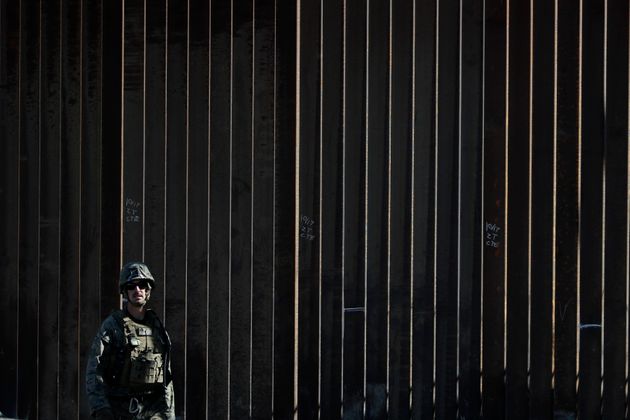 미국-멕시코 국경에 파견된 한 미국 군인의 모습. 샌디에이고, 캘리포니아. 2018년 11월16일.