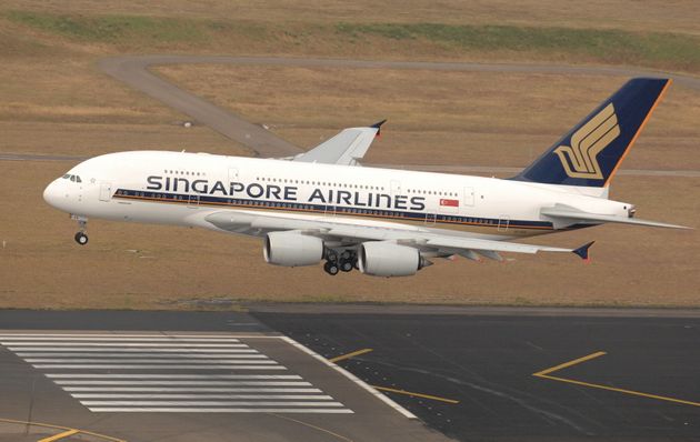 A380의 런치커스터머는 싱가포르항공이었다. 사진은 첫 비행에 나선 싱가포르항공의 A380이 시드니 킹스포드스미스공항에 착륙하는 모습. 2007년 10월25일.