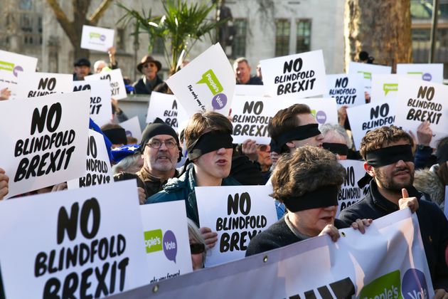 2차 브렉시트 국민투표를 주장하는 시민들이 눈가리개를 한 채 영국 런던의 의사당 앞에서 시위를 벌이고 있다. 2019년 2월14일.