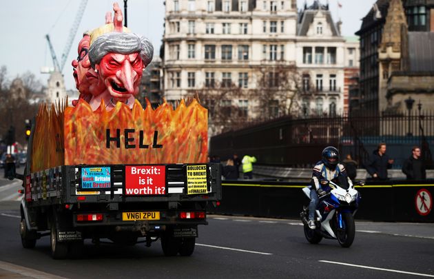 테레사 메이 영국 총리의 인형을 실은 트럭이 영국 런던의 의사당 앞을 지나가고 있다. 2019년 2월13일.