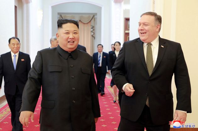 2018년 10월 7일 조선중앙통신이 보도한 김정은과 마이크 폼페이오의 평양 회담 당시의 사진