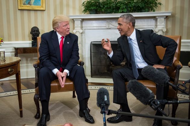 2016년 11월 10일 백악관 집무실에서 만난 버락 오바마 당시 미국 대통령과 도널드 트럼프 당시 대통령 당선인이 취재진 앞에서 대화하고 있다.