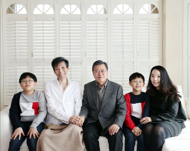이용마 기자(왼쪽 두번째)를 병문안 한 문재인 대통령(가운데)과 이 기자의 가족.
