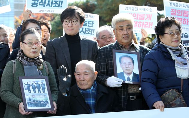 일제 강제징용 피해자 중 유일 생존자인 이춘식(95) 할아버지가 2018년 10월 30일 오후 서울 서초구 대법원 앞에서 전원합의체 선고 참석을 위해 법정으로 향하고 있다.