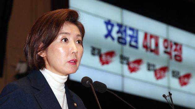 자유한국당이 '의원 총사퇴'를 꺼내들었다