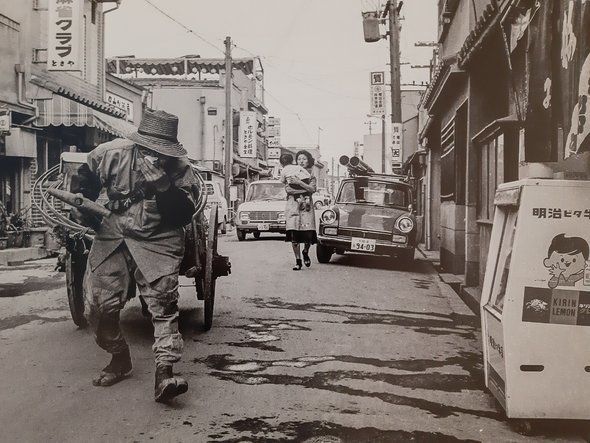 이카이노 거리에서 오물 수거 리어카를 끌고가는 청소부의 모습. 60~70년대엔 히라노가와에 떠다니는 오물을 오사카 시당국이 제대로 수거하지 않아 동포들이 직접 청소부에 의뢰해 오물을 치우는 작업을 맡겨야했다고 전해진다.