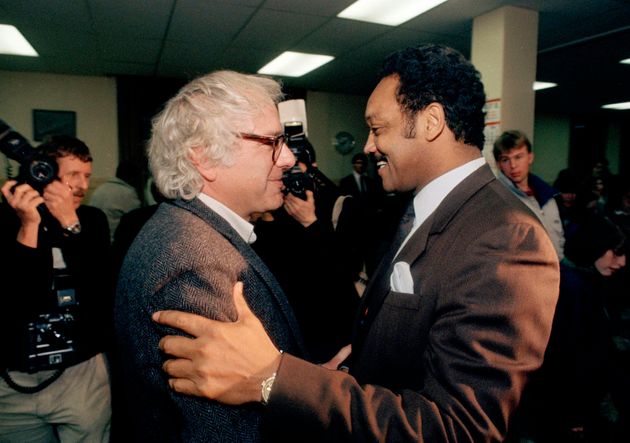 벌링턴 시장이었던 버니 샌더스(왼쪽)가 대선에 출마한 시민운동가 제시 잭슨을 만나 인사를 나누는 모습. 1988년 12월31일.