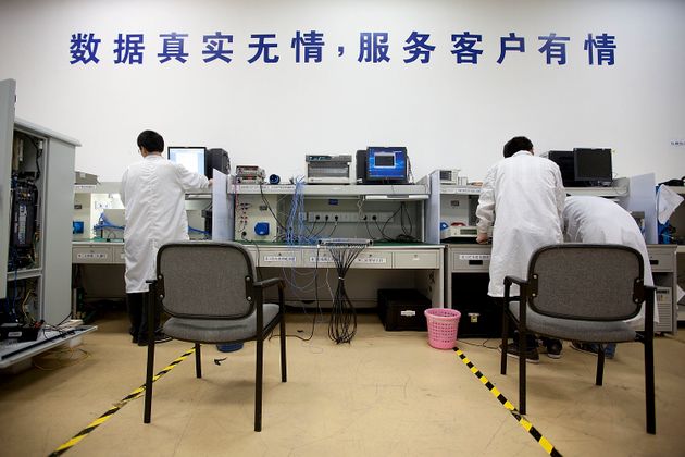 중국 선전(Shenzhen, 深圳)에 위치한 화웨이 본사에서 엔지니어들이 네트워크 장비를 테스트하는 모습. 2011년 5월19일.