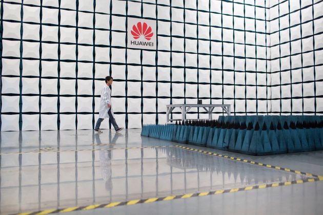 중국 선전(Shenzhen, 深圳)에 위치한 화웨이 본사의 테스트 센터에서 한 엔지니어가 무반향실(anechoic chamber, 無反響室)을 걸어가고 있다. 2014년 8월7일.