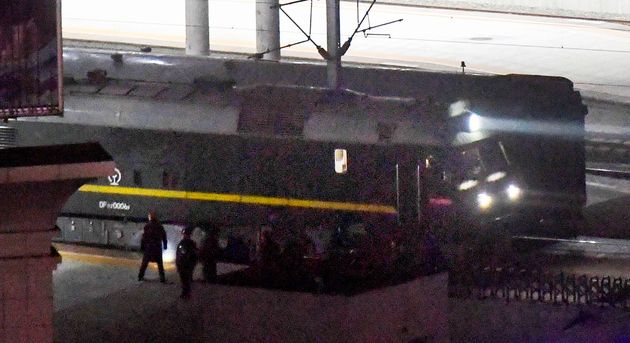 김정은 위원장이 중국을 방문할 때 사용한 것과 비슷해 보이는 기차가 북한-중ㄱ구 간 국경을 지나고 있다. 2월 23일.