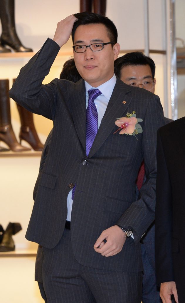 2015년 12월 김동선 당시 한화건설 과장이 서울 여의도 63빌딩에서 열린 '갤러리아면세점 63' 개장식에 김동선 한화건설 과장이 참석하고 있는 모습