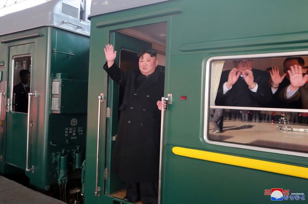 김정은 북한 국무위원장이 베트남 하노이에서 열릴 제2차 북미정상회담 참석을 위해 평양에서 출발하는 모습