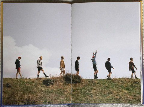 BTS앨범 ‘영 포에버’에 실린 사진집의 한 장면. 젊은이들이 열을 지어 걸어가는 모습이 포콩의 사진과 닮았다는 주장이 나온다.<br /></div>