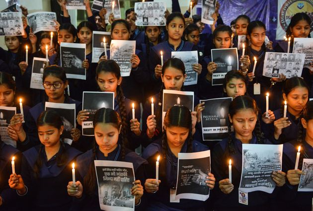 인도 학생들이 2월14일 카슈미르 인근에서 인도 중앙예비경찰부대(Central Reserve Police Force) 소속 병력 40여명의 목숨을 앗아간 테러 공격을 추모하는 촛불을 들고 있다. 2019년 2월15일.