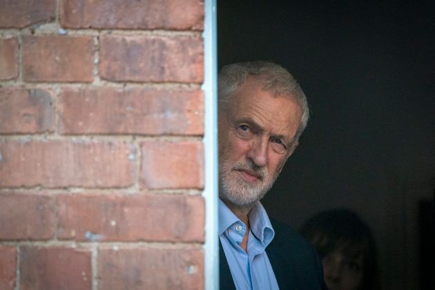 유럽연합 회의론자(Eurosceptics)로 분류되는 제러미 코빈 영국 노동당 대표는 그동안 2차 브렉시트 국민투표 실시 요구를 외면해왔다. 